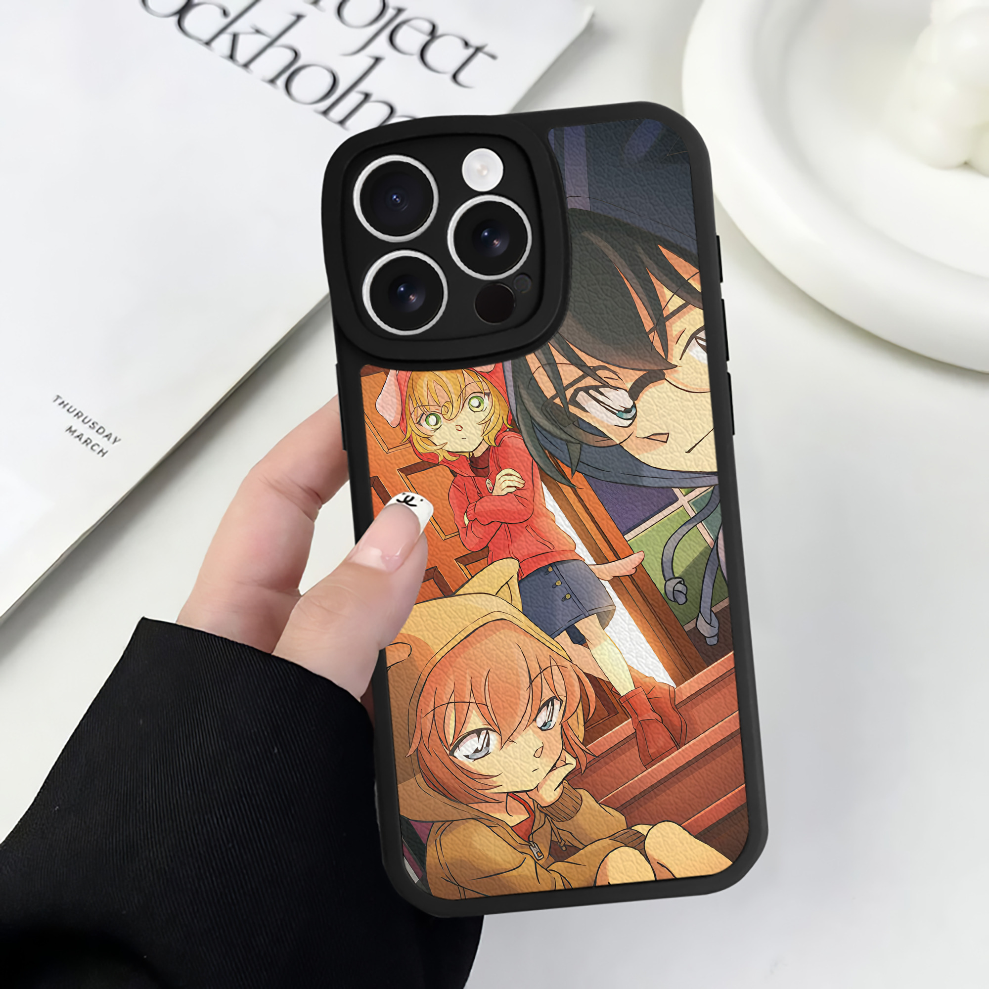 （画像用） 名探偵コナン Detective Conan 【iPhone 16シリーズ対応】シリコンスマホケース（レザー調） 材質：シリコン